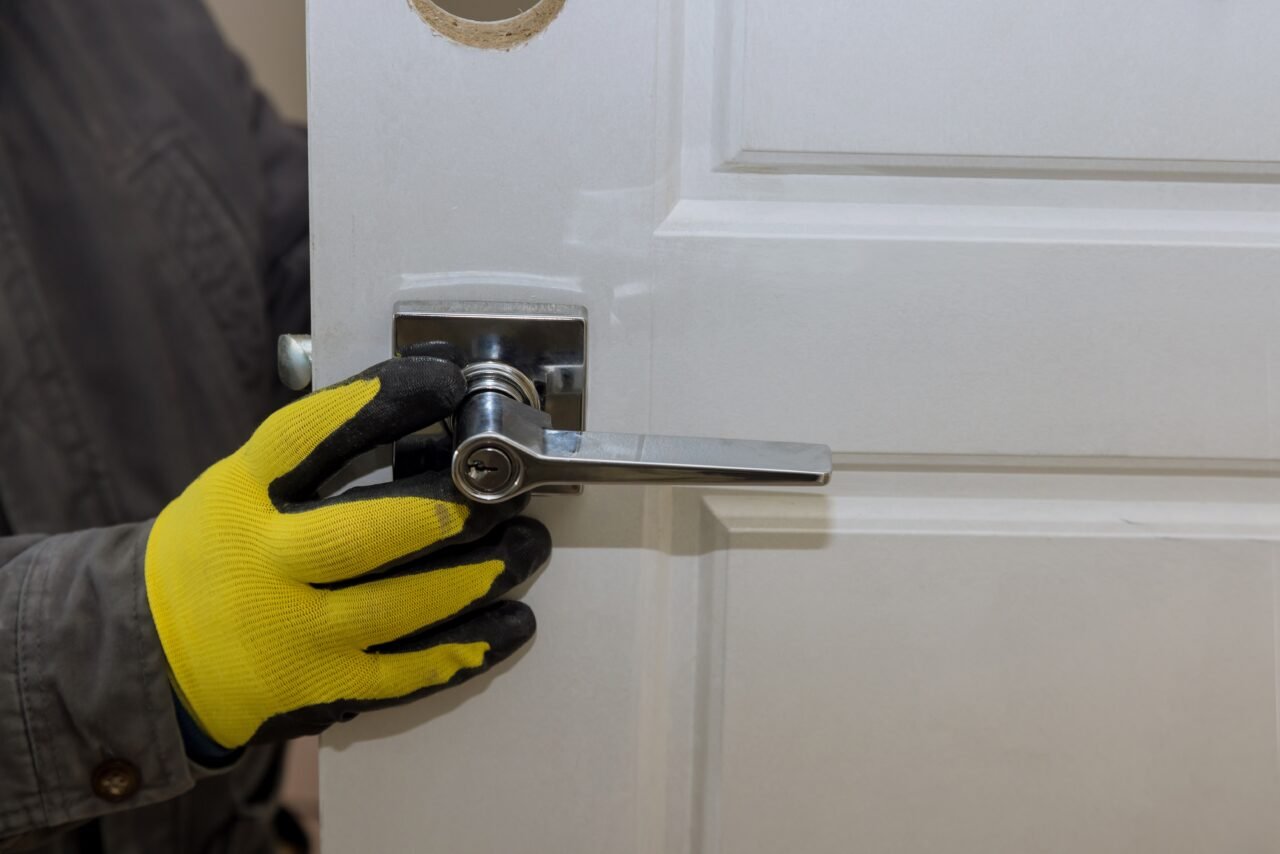 Installation de serrure sur porte intérieure en bois dans un appartement à Bagneux