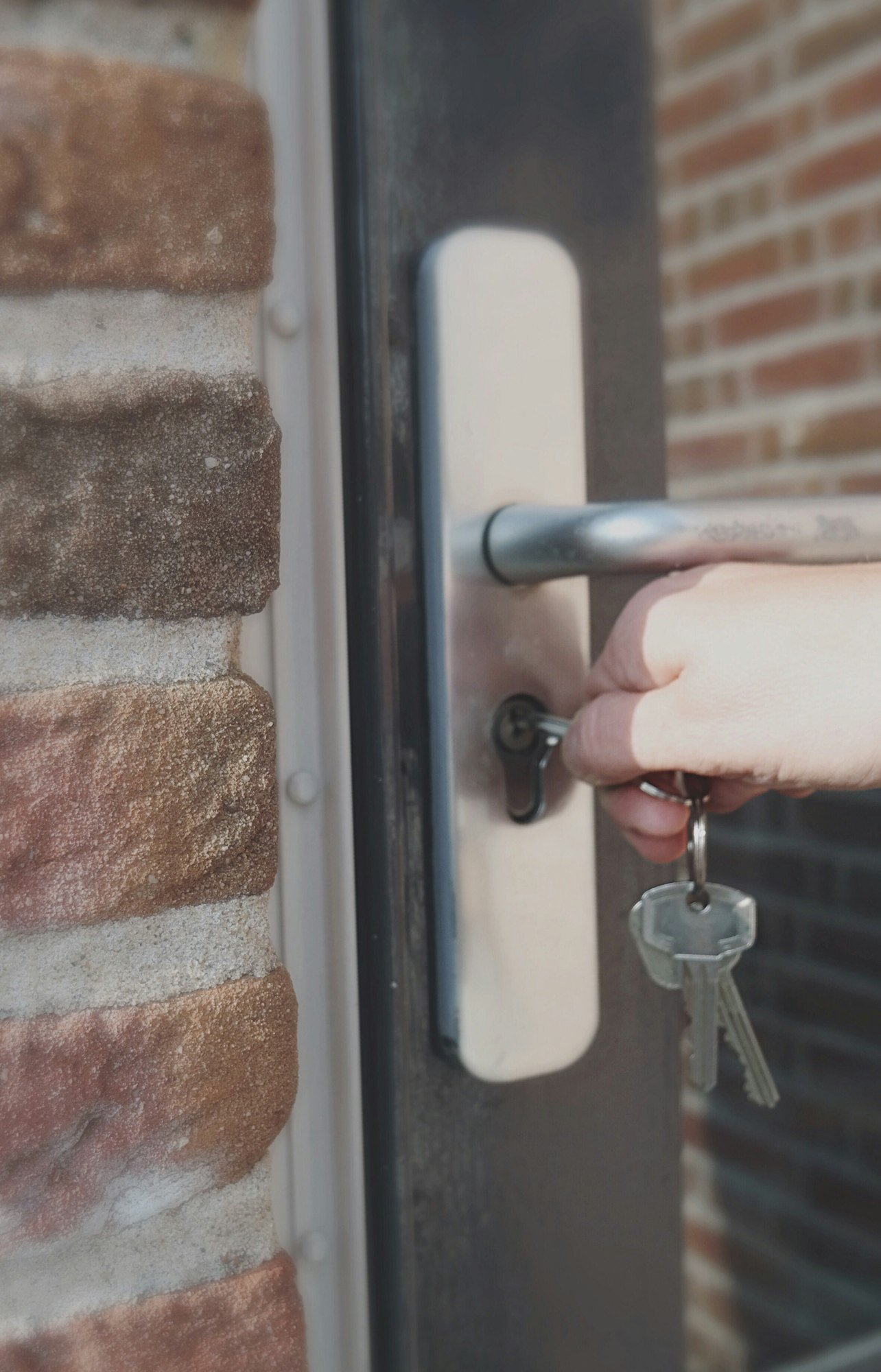 Porte sécurisée avec serrure renforcée installée à Bagneux