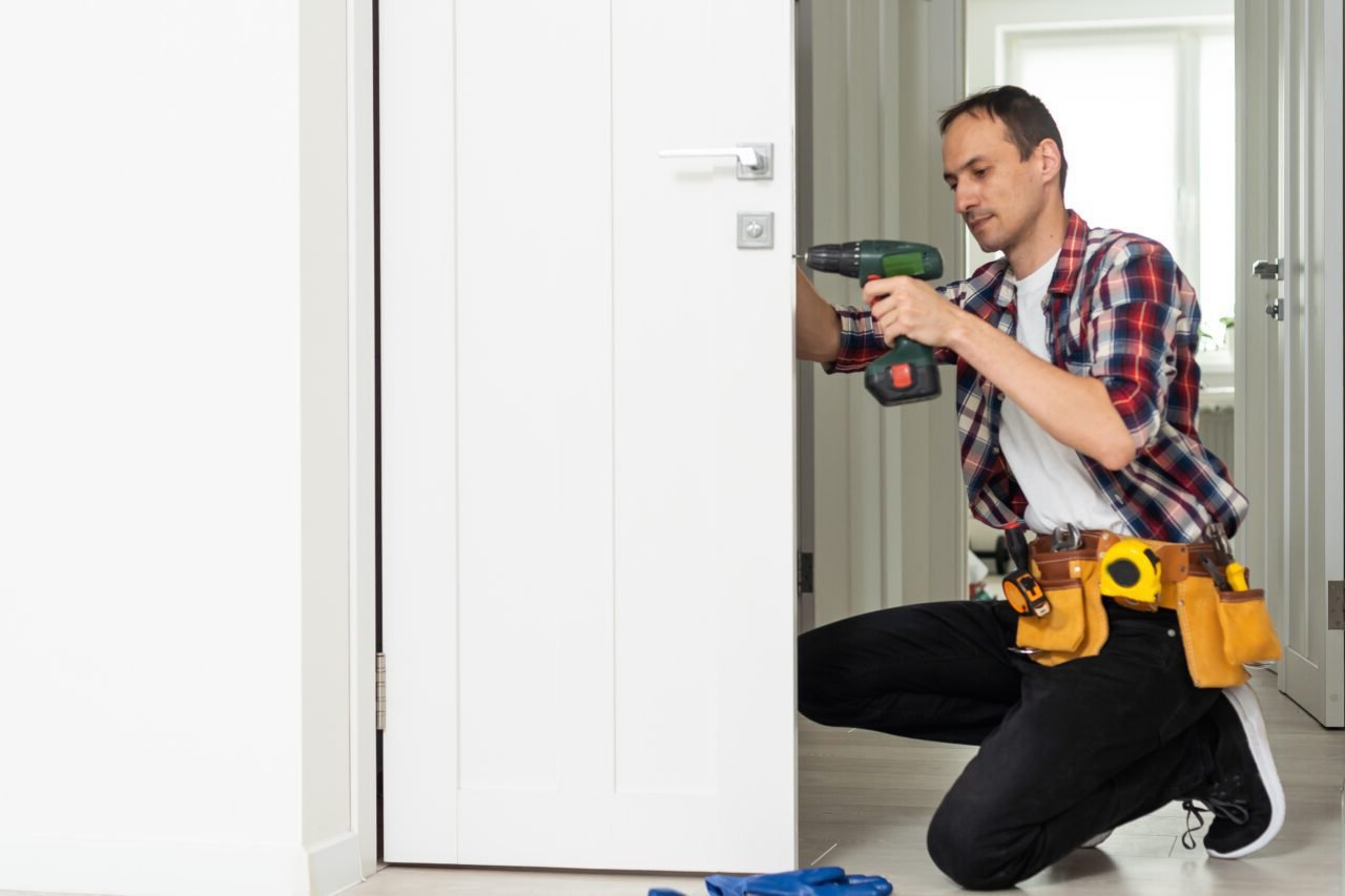 Serrurier professionnel à Bagneux effectuant une intervention de maintenance de serrure